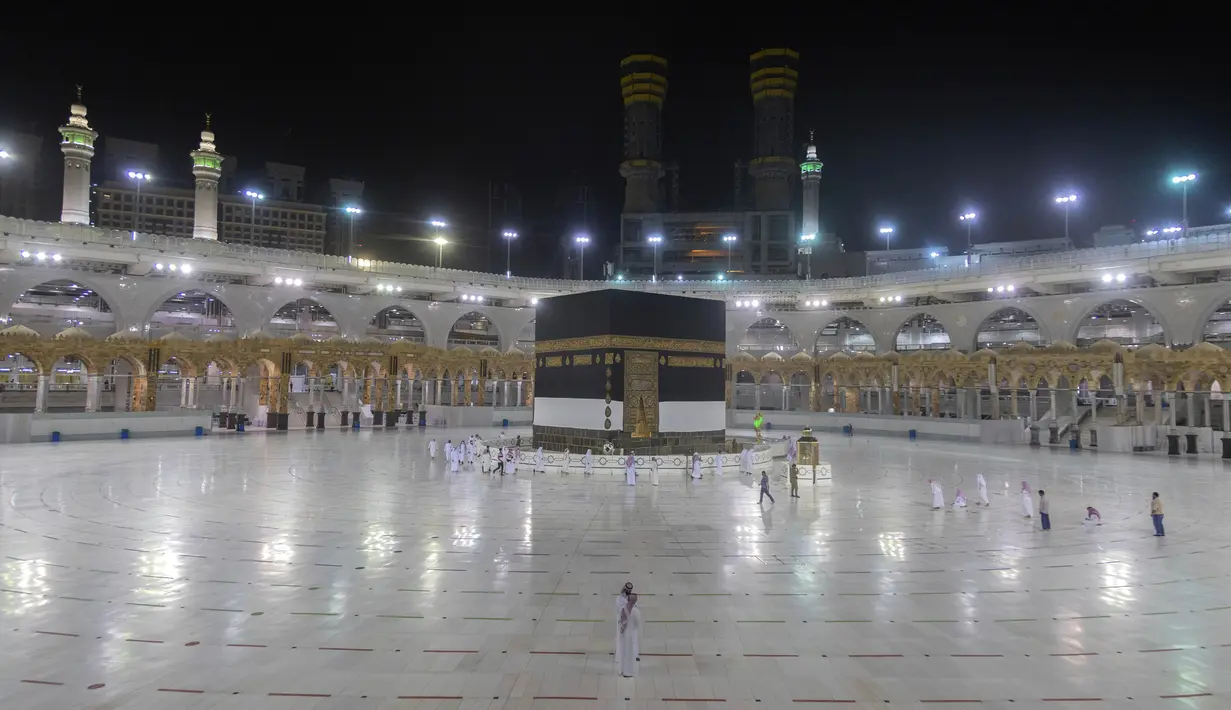 Sejumlah jemaah mengelilingi Ka’bah di Masjidil Haram, Makkah, Arab Saudi, Minggu (26/7/2020). Karena pandemi COVID-19, Arab Saudi membatasi jumlah jemaah haji tahun ini hanya untuk sekitar 1.000 orang. (Saudi Ministry of Media via AP)