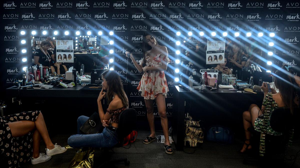 FOTO: Gaya Model - Model Seksi di Belakang Panggung Colombia Fashion