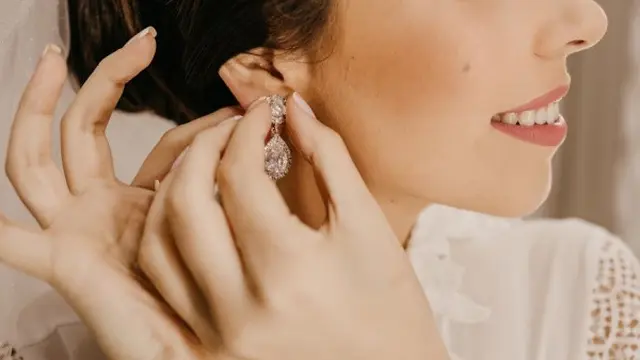 Ilustrasi Model Anting Toge (Credit: Jonathan Borba/Unsplash)