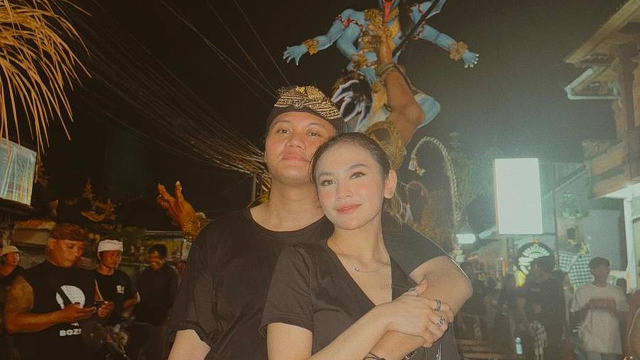 Rayakan Nyepi dengan Mahalini, Ini Potret Rizky Febian Ikut Pengerupukan dan Bermain Gamelan Bali serta Arak Ogoh-ogoh