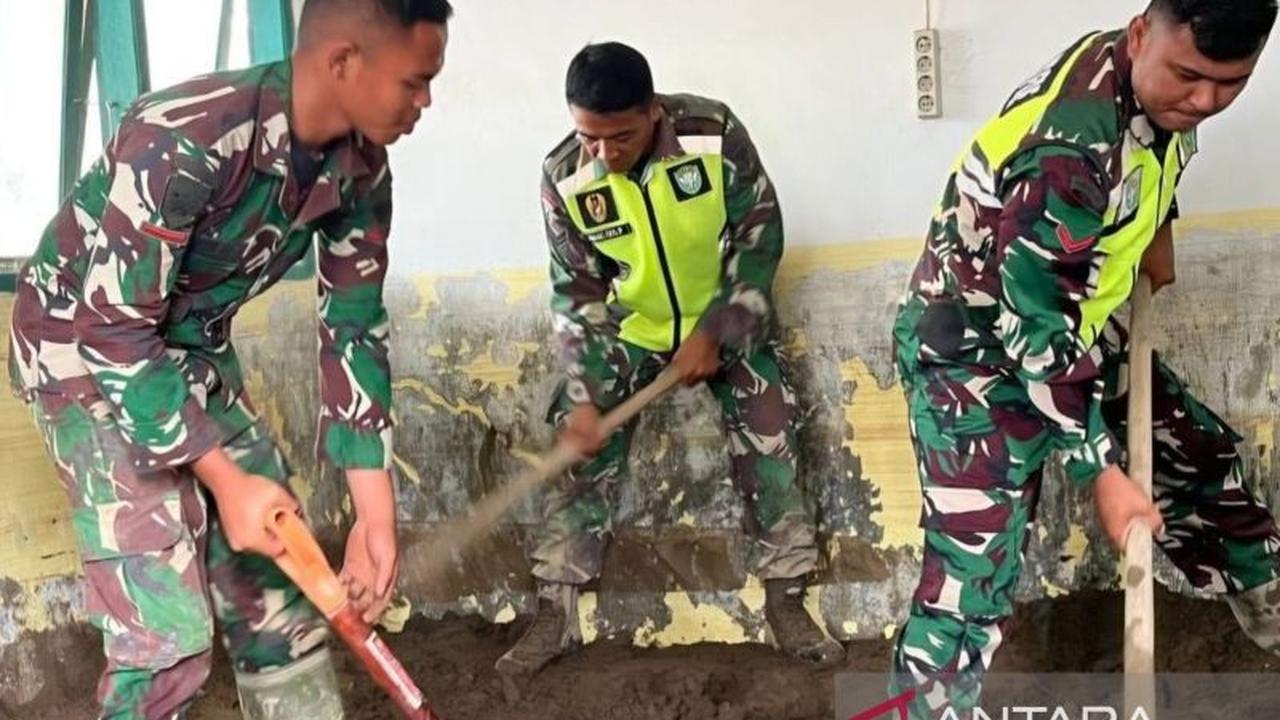 Kolaborasi TNI AD dan Warga Pulihkan Fasum di Aceh Utara Pasca Banjir