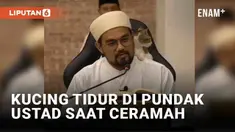 Seekor kucing tiba-tiba memanjat dan hinggap di pundak seorang ustadz saat ceramah di depan umat. Namun sang ustadz membiarkan kucing itu hinggap dan tidur di pundaknya.
