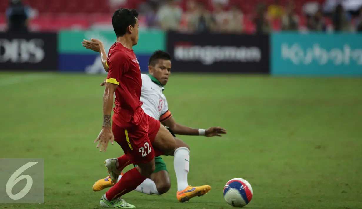 Bek timnas Indonesia U-23, Manahati Lestaluhu (kanan) berusaha menahan Thanh Hien Nguyen (Vietnam) di laga perebutan tempat ketiga Sepak Bola SEA Games 2015 di National Stadium Singapura (15/6/2015). Indonesia kalah 0-5. (Liputan6.com/Helmi Fithriansyah)
