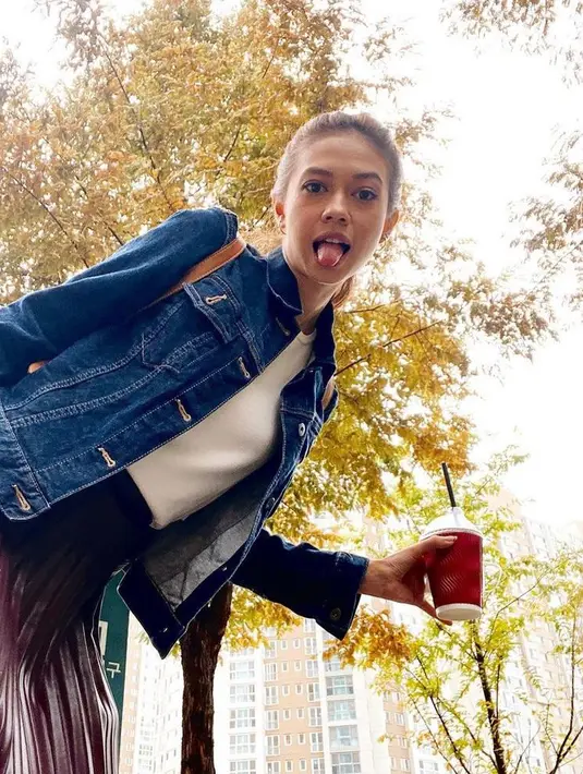 Yuki Kato pun tetap tampil curi perhatian dengan busana yang simpel. Seperti potret ini, Yuki Kato memadukan white t-shirt dengan jacket jeans dan rok plisket warna cokelat. (Instagram/yukikt).
