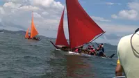 Tradisi lomba kolek atau sampan layar tradisi masyarakat Melayu pesisir di Batam. (Foto: Liputan6.com/Ajang Nurdin)