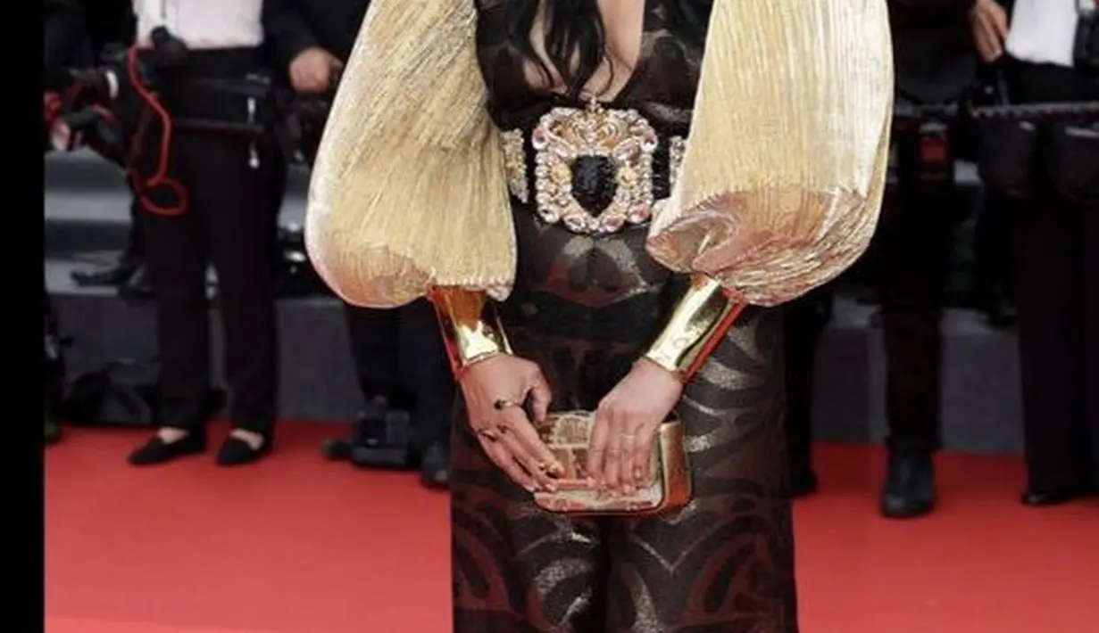 <p>Anggu C. Samsi datang ke&nbsp;Festival Film Cannes, Prancis, Rabu (19/5/2022) untuk&nbsp;menghadiri pemutaran perdana film Top Gun: Maverick. Ia tampil berkelas mengenakan jumpsuitnya. @anggun_cipta</p>