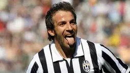 Alessandro Del Piero - Legenda Juventus ini juga merupakan salah satu pesepak bola penggemar Captain Tsubasa. Bahkan, Del Piero pernah mendapat kenang-kenangan dari pengarang Tsubasa, Yoichi Takahashi, berupa gambar dirinya berseragam Juventus di samping karakter Tsubasa Ozora. (AFP/Giuseppe Cacace)