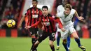 Bek Chelsea, Marcos Alonso, berebut bola dengan bek Bournemouth, Adam Smith, pada laga Premier League di Stadion Vitality, Sabtu (28/10/2017). Chelsea menang 1-0 atas Bournemouth. (AFP/Glyn Kirk)