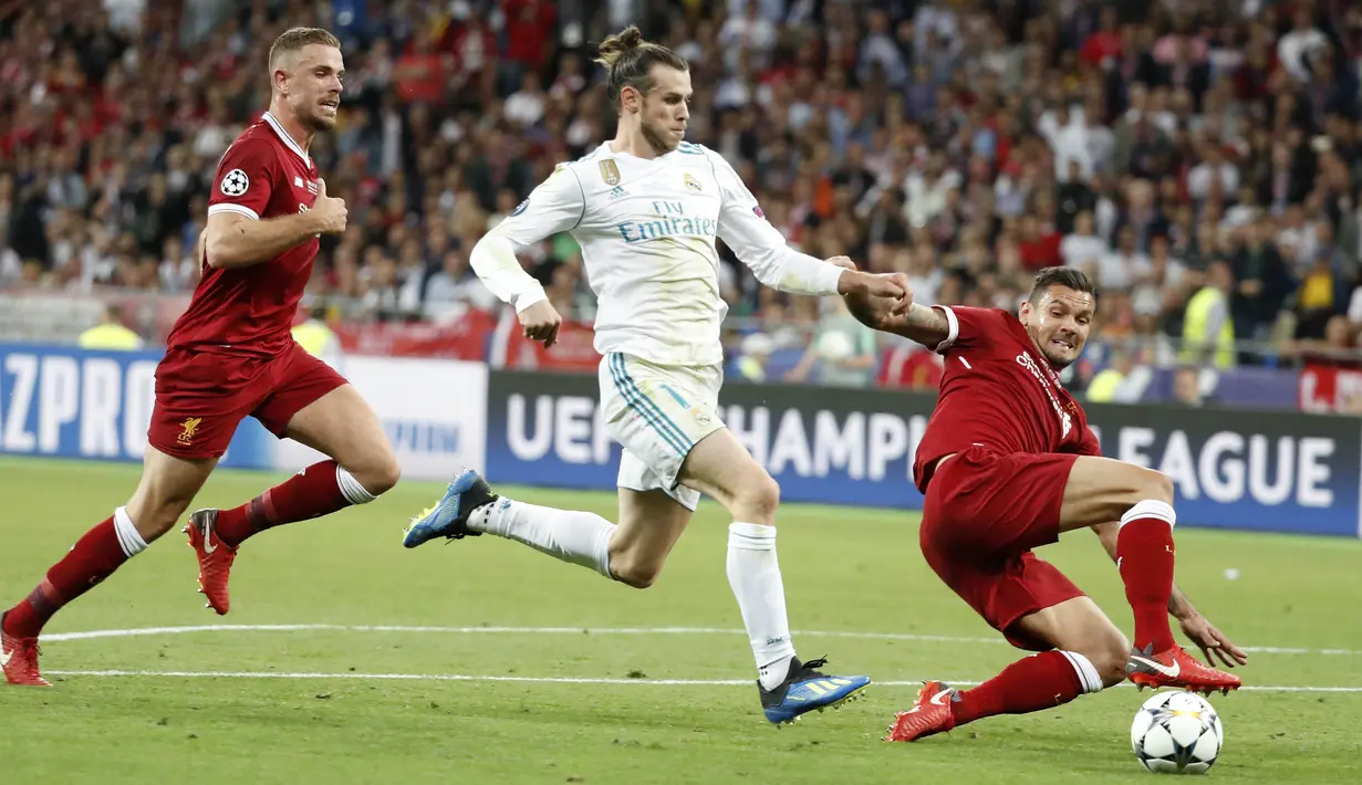 Penyerang Real Madrid, Gareth Bale, berusaha melewati bek Liverpool pada laga final Liga Champions di Stadion NSC Olimpiyskiy, Kiev, Minggu (27/5/2018). Real Madrid menang 3-1 atas Liverpool. (AP/Pavel Golovkin)
