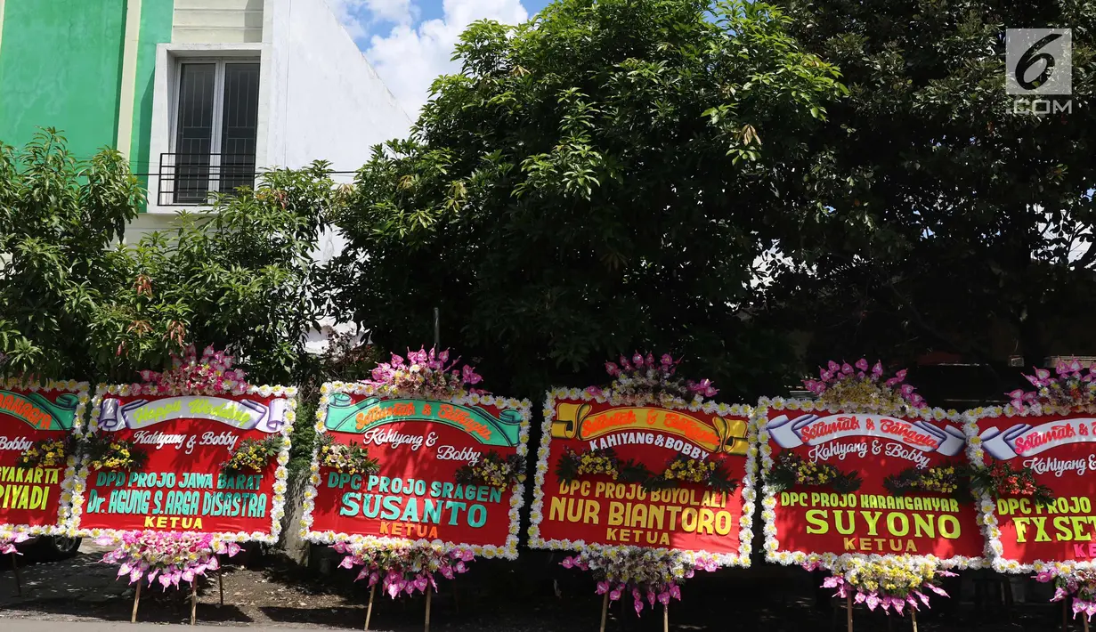 Sejumlah karangan bunga untuk pernikahan Kahiyang-Bobby menghiasi di sepanjang jalan menuju Gedung Graha Saba di Solo, Senin (6/11). Pernikahan putri Presiden Joko Widodo tersebut akan berlangsung pada Rabu (8/11) esok. (Liputan6.com/Angga Yuniar)