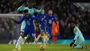 Pemain Chelsea Callum Hudson-Odoi (kiri) berebut bola dengan pemain Brighton Yves Bissouma pada pertandingan sepak bola Liga Inggris di Stadion Stamford Bridge, London, Inggris, 29 Desember 2021. Pertandingan berakhir 1-1. (AP Photo/Alastair Grant)
