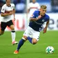 Gelandang Schalke, Max Meyer, kabarnya sudah menjalin kesepakatan untuk pindah ke Hoffenheim pada musim panas 2018. (AFP/Patrik Stollarz)