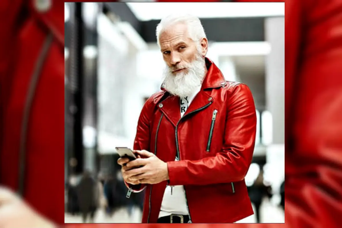 Foto Selfie Dengan Santa Claus Tampan