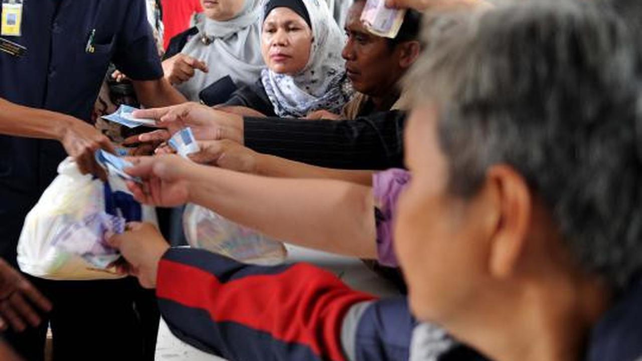 Warga berebut sembako murah