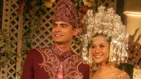 Bunga Citra Lestari memilih memakai adat Minang kala menikah dengan mendiang Ashraf Sinclair pada 8 November 2008 silam. BCL sendiri ternyata memiliki darah asli Minangkabau. (Kapanlagi.com)