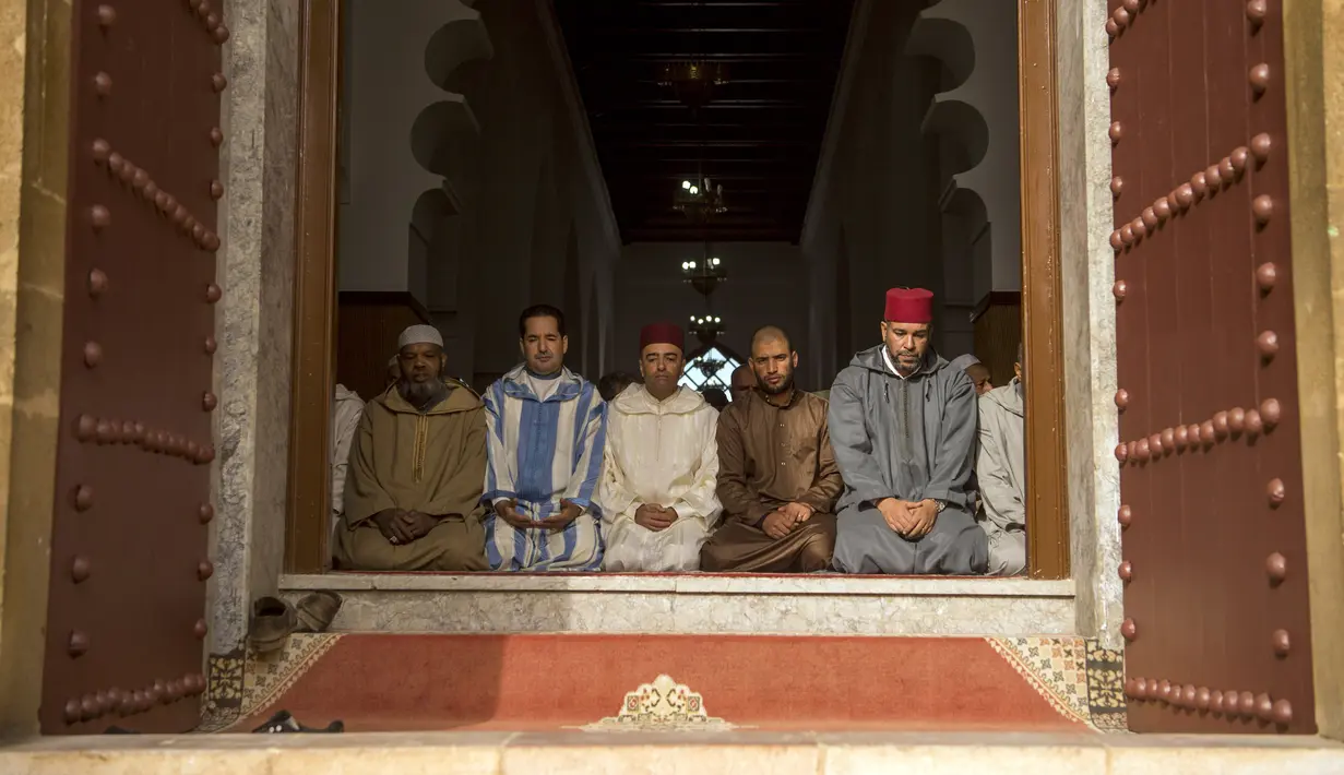 Muslim Maroko melakukan Salat Istisqa untuk meminta hujan di dekat Kota Rabat, Maroko (24/11). Maroko telah mengalami kekurangan curah hujan yang parah sejak akhir musim panas. (AFP Photo/Fadel Senna)