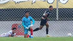 Dewa United mengawali langkahnya di BRI Liga 1 2023/2024 dengan memetik tiga poin penuh setelah mengalahkan tamunya Arema FC 1-0 di Stadion Indomilk Arena, Tangerang, Minggu (2/7/2023). Gol tunggal kemenangan Dewa United dilesakkan oleh legiun asing mereka Alex Martins Ferreira dengan sebuah tandukan kepala memanfaatkan umpan silang Majed Osman pada menit ke-74. (Bola.com/Bagaskara Lazuardi)