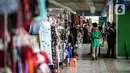 Warga mengenakan masker dan pelindung wajah saat melintas Jembatan Penyeberangan Multiguna atau Skybridge Tanah Abang, Jakarta, Jumat (19/6/2020). Kendati pusat perbelanjaan telah dibuka sejak 15 Juli 2020, aktivitas jual beli di Skybridge Tanah Abang terpantau sepi. (Liputan6.com/Faizal Fanani)