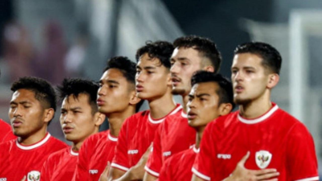 Rafael Struick bersama tim nasional Indonesia saat bersiap sebelum bertanding melawan Yordania di Abdullah Bin Khalifa Stadium, Doha. Foto: KARIM JAAFAR / AFP