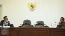 Menko Polhukam Luhut B Pandjaitan (kiri) berbincang dengan Mensesneg Pratikno sebelum rapat terbatas penanganan radikalisme dan persiapan Natal serta Tahun Baru 2016 di Kantor Presiden, Jakarta, Rabu (16/12). (Liputan6.com/Faizal Fanani)