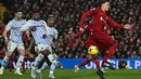 Striker Liverpool Darwin Nunez (kanan) melakukan tembakan ke gawang Wolverhampton Wanderers Ruben Neves pada laga tunda Liga Inggris pekan ke-7 di Anfield, Rabu (2/3/2023) dini hari WIB. Liverpool yang menjamu Wolverhampton Wanderers di Anfield sempat kesulitan. (Paul ELLIS / AFP)