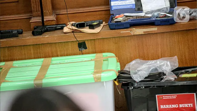 BARANG BUKTI SENJATA KASUS PEMBUNUHAN BRIGADIR YOSUA