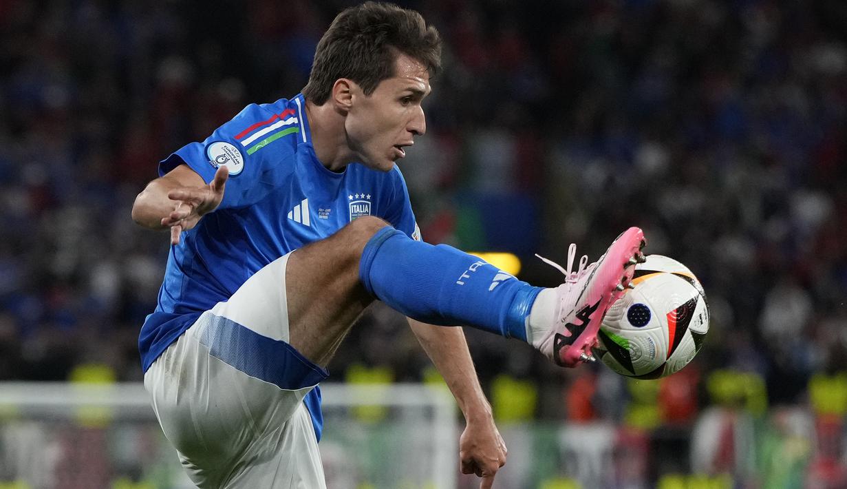 Tahukah Anda, ternyata ada 6 pesepak bola yang berlaga di Euro 2024 yang melanjutkan torehan sang ayah yang juga pernah tampil dalam ajang Euro atau Piala Eropa. Siapa saja mereka? Simak uraiannya berikut ini. (AP Photo/Alessandra Tarantino)