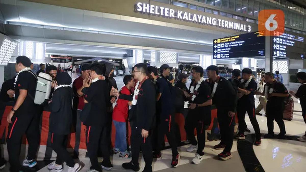 Foto: Suasana Penyambutan Timnas Futsal Indonesia Saat Tiba di Tanah Air, Bunga untuk Sang Juara