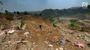 Warga berjalan proyek pembangunan Bendungan Ciawi di Desa Gadog, Bogor, Jawa Barat, Kamis (22/08/2019). Bendungan Ciawi merupakan bendungan kering yang dibangun di kawasan hulu untuk mengendalikan banjir di hilir. (Merdeka.com/Arie Basuki)