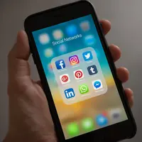 Ilustrasi Menggunakan Gadget Credit: pexels.com/Tracy