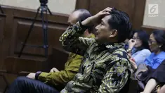 Anggota Komisi VI DPR RI Bowo Sidik Pangarso jelang menjalani sidang perdana di Pengadilan Tipikor, Jakarta, Rabu (14/8/2019). Bowo Sidik Pangarso didakwa menerima suap dan gratifikasi sebesar SGD 700 ribu dan Rp 600 juta. (Liputan6.com/Helmi Fithriansyah)