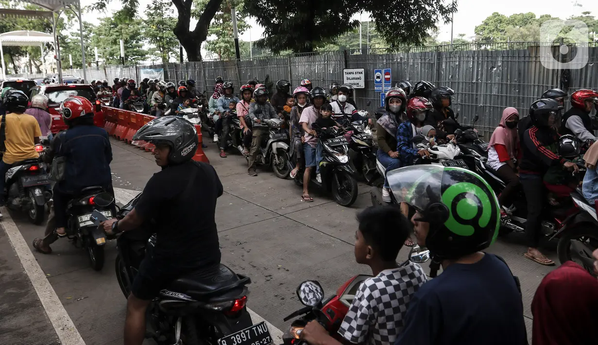 Kendaraan pengunjung memadati kawasan Monumen Masional (Monas), Jakarta, Minggu (1/1/2023). Monas menjadi salah satu destinasi wisata favorit warga baik dari Jakarta, maupun luar ibu kota, untuk menikmati liburan tahun baru. (Liputan6.com/Johan Tallo)