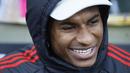 Ekspresi pemain MU, Marcus Rashford, saat menyaksikan timnya dari bangku cadangan dalam pertandingan lanjutan Liga Inggris 2023/2024 melawan Fulham yang berlangsung di Craven Cottage, London, Sabtu (4/11/2023). (AP Photo/David Cliff)