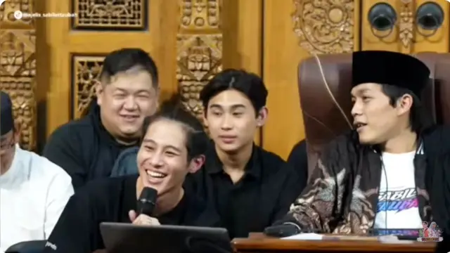 6 Potret DJ Panda Hadiri Pengajian Gus Iqdam, Momen Langka yang Curi Perhatian