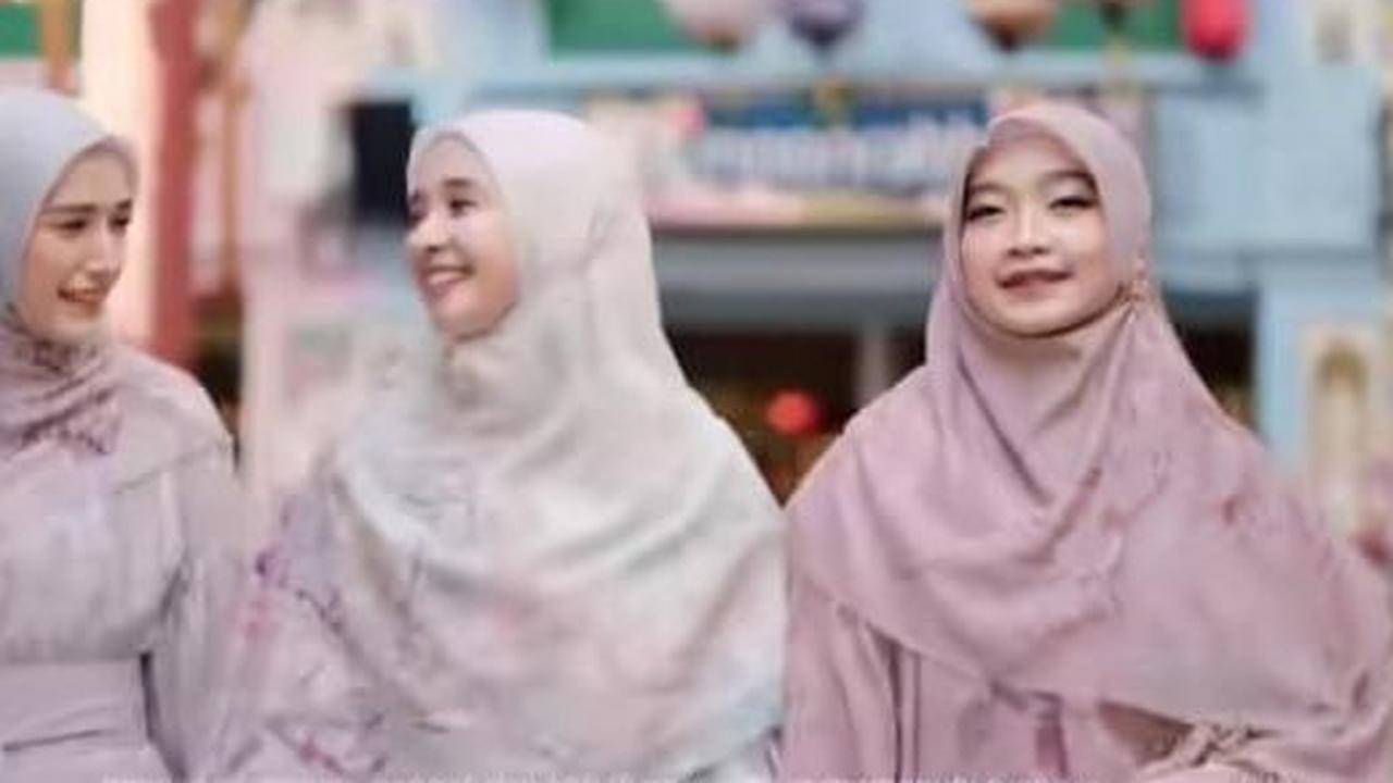 Selain sebagai selebriti, Bella juga terlibat dalam dunia fashion, khususnya dalam busana muslimah.