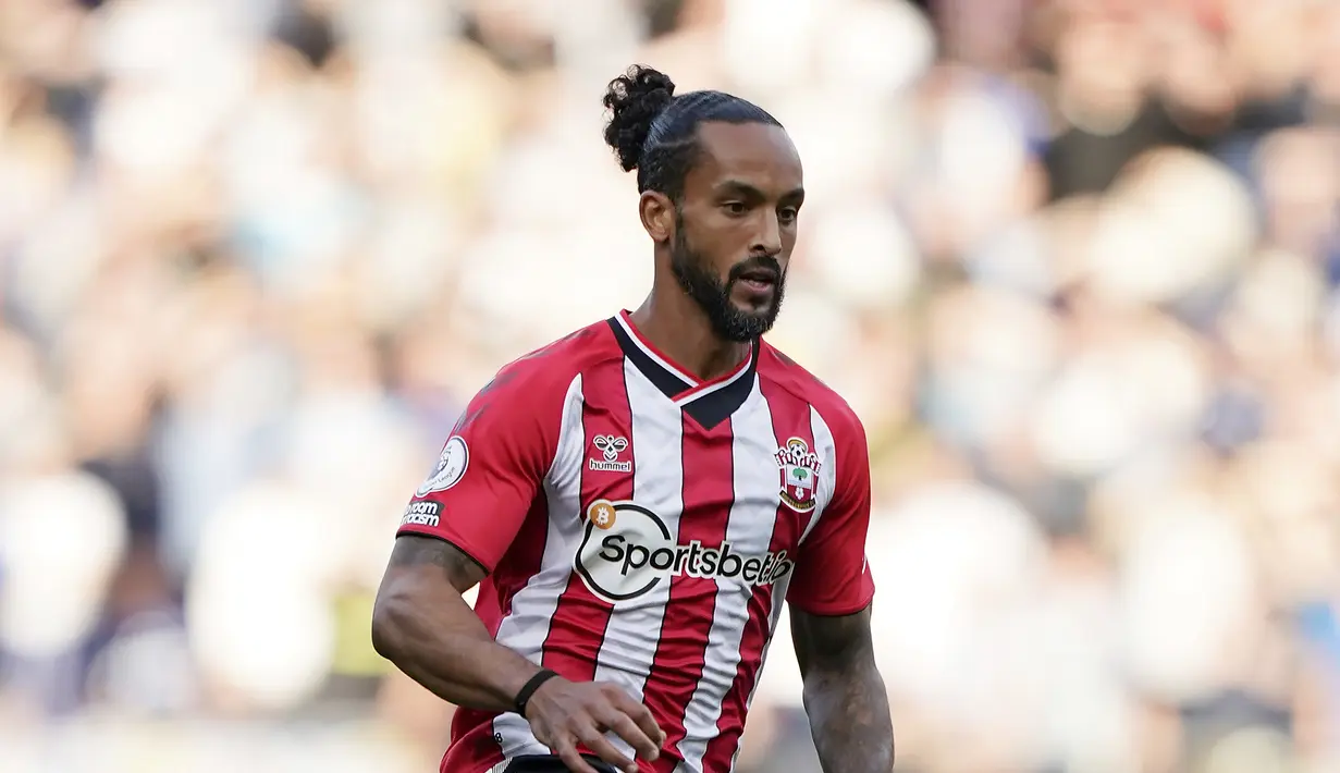Gelandang Southampton, Theo Walcott beraksi selama pertandingan melawan Leeds United pada pertandingan Liga Inggris di St. Mary's Stadium di Southampton, Inggris, pada 16 Oktober 2021. (AP Photo/Steve Luciano)
