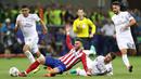 Perebutan bola antara pemain Real Madrid dan Atletico Madrid dalam final Liga Champions di Stadion San Siro, Milan, Minggu (29/5/2016) dini hari WIB. (Action Images via Reuters/Carl Recine)