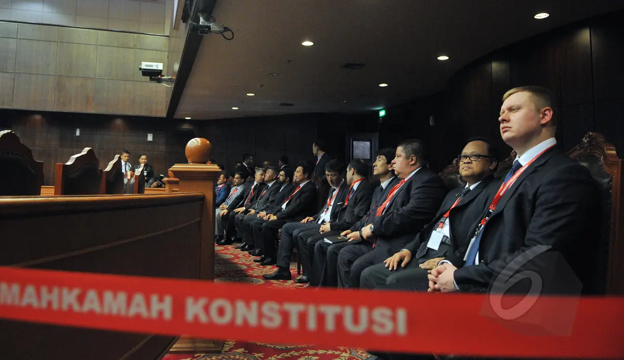 Delegasi Asosiasi Sekjen Mahkamah Konstitusi Se Asia berada di ruang sidang MK, Jakarta, Selasa (26/5/2015). Pertemuan para sekjen anggota AACC itu dihadiri oleh 13 negara yang telah bergabung. (Liputan6.com/Herman Zakharia)