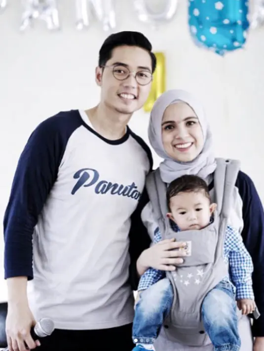 Pemeran yang juga penyiar radio itu mengaku melek hingga pukul 10 siang. Baru setelah itu, ia bisa istirahat. Untuk mengurus buah hatinya, pasangan ini secara bergantian dengan sang suami. (Instagram/missnyctagina)