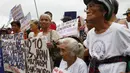 Sejumlah mantan budak seks tentara Jepang menggelar aksi unjuk rasa di depan Kedutaan Jepang di Pasai, Filipina, Kamis (12/1). Mereka menolak kedatangan PM Jepang Shinzo Abe selama 2 hari di Filipina. (AP Photo/Bullit Marquez)