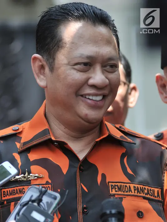 Wakil Ketua Umum Pemuda Pancasila, Bambang Soesatyo memberikan keterangan usai pertemuan dengan Wakil Presiden terpilih Ma'ruf Amin di Jakarta, Rabu (11/9/2019). Kedatangan Bamsoet untuk mengundang Ma'ruf Amin menghadiri Musyawarah Besar ke-10 Pemuda Pancasila di Medan. (merdeka.com/Iqbal Nugroho)