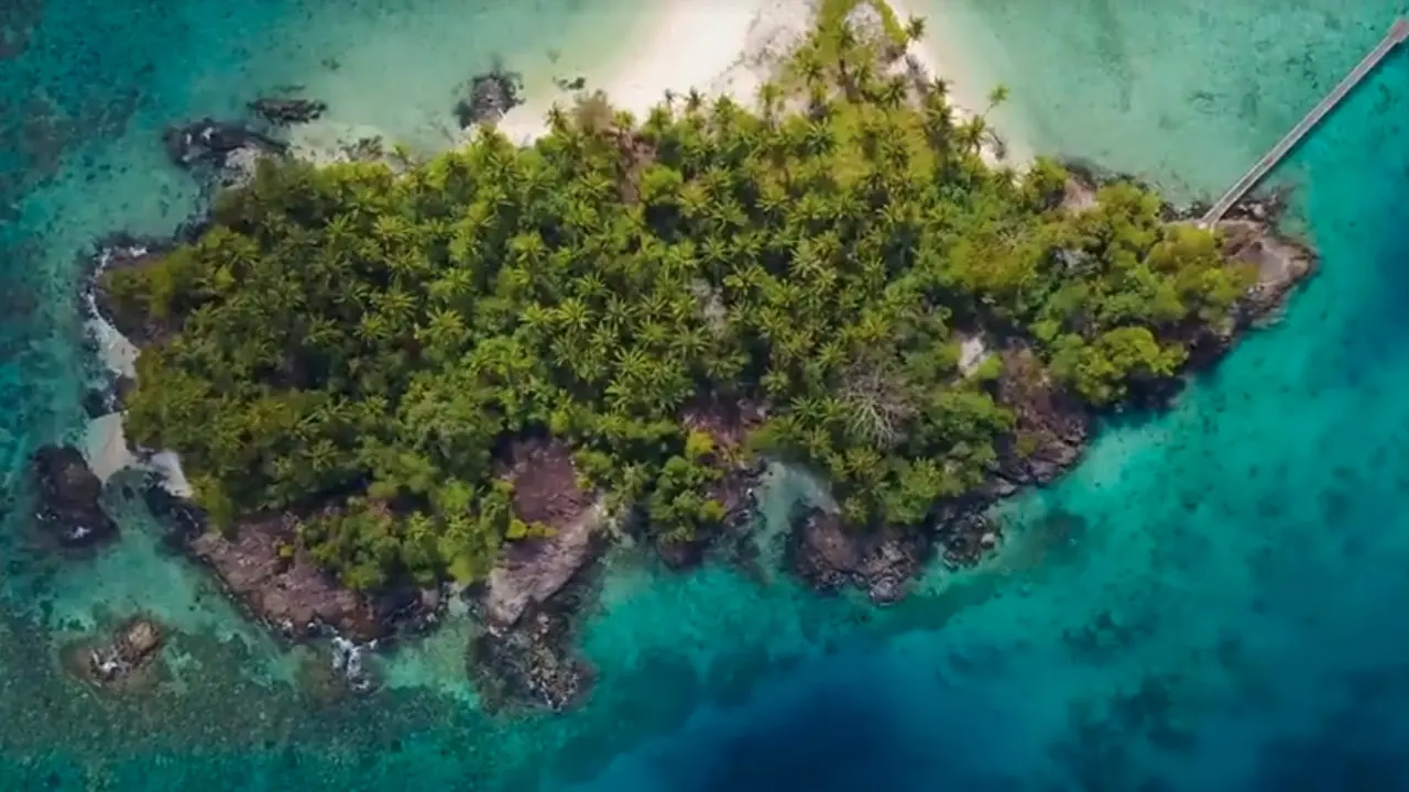 Surga Tersembunyi di Pulau Setanau yang Berada di Natuna. sumberfoto: barrykusuma