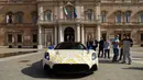 Mobil sport Maserati MC20 ditampilkan di Piazza Roma, Modena, Italia, Kamis (10/9/2020). Maserati MC20 dijadwalkan memasuki tahap produksi pada akhir tahun ini. (Miguel MEDINA/AFP)