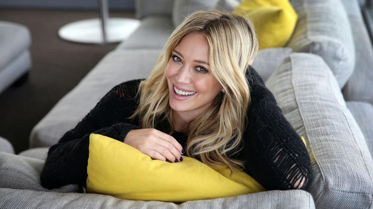 Hilary Duff Pamer Tubuh 'Tak' Idealnya dengan Berbikini