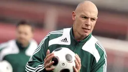 Euro 2008 football championships referee Howard Webb of Great Britain takes part in a preparatory workshop for referees and assistant referees on April 17, 2008 in Regensdorf, near Zurich. AFP PHOTO / Fabrice Coffrini