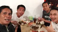 Pasek Wijaya, I Gede Sukadana, dan Kadek Wardana menyantap masakan Bali di Yogyakarta. (Bola.com/Kevin Setiawan)