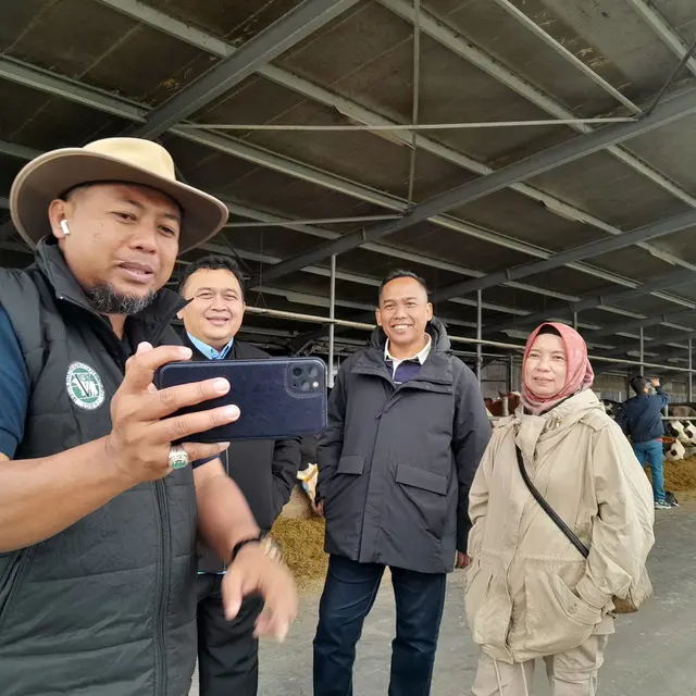 Deddy F Kurniawan (topi) bersama Tri Melasari, dan juri lain Epi Taufik dalam Program Young Progressive Farmer Academy yang digagas PT Frisian Flag Indonesia. Ada juga Project Manager DDP & FDOV PT Frisian Flag Indonesia, Akhmad Sawaldi (jaket hitam).