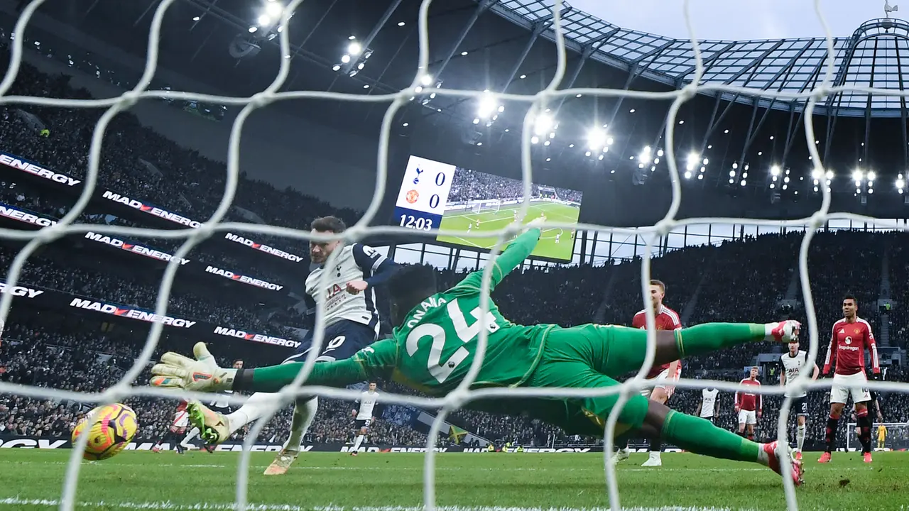 Foto: Melihat Gol Semata Wayang di Laga Tottenham Vs MU, Maddison Robek Gawang Onana