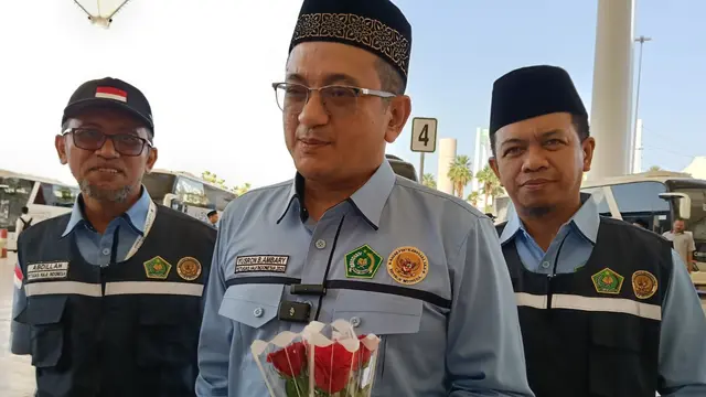 Konjen RI di Jeddah Yusron B. Ambary didampingi Wakil Daker Bandara Abdillah Muhammad dan Stah Ahli Menteri Agama Bunyamin M. Yapid di Bandara Internasional King Abdulaziz setelah menyambut kedatangan jemaah gelombang II, Sabtu, 17 Mei 2025. (dok. Liputan