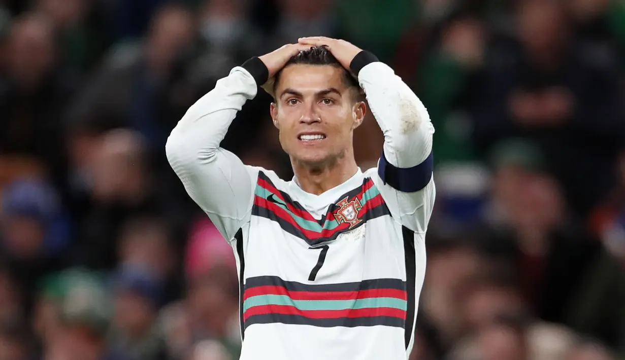 Kurangnya jumlah pemain tentu membuat kesulitan Ronaldo dan kawan-kawan. Untungnya, mereka tak kecolongan di sisa babak kedua. Tambahan satu poin sudah cukup untuk membawa Portugal memuncaki klasemen Grup A. (AP/Peter Morrison)